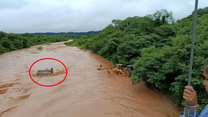 El camión atrapado en medio río.