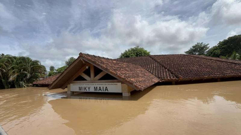 Solo los techos de algunas viviendas quedaron en la superficie del desborde del río.