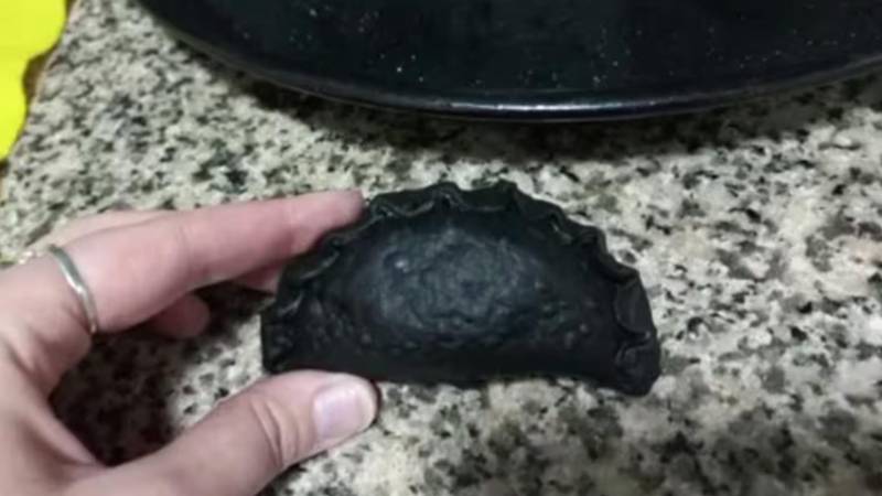 Lo que encontró una joven tras un fuerte olor a quemado en su cocina