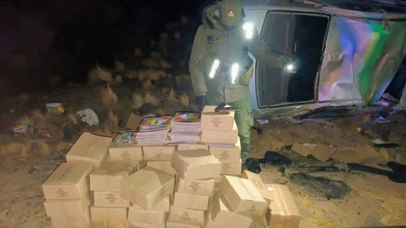 Cajas encontradas en auto volcado 