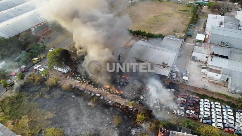 El incendio consumió el material que estaba en el lugar, entre estos autos