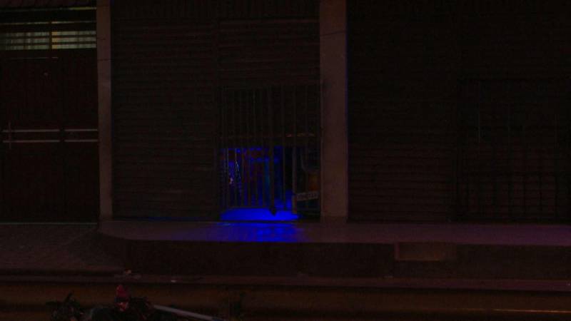 En la zona de La Colorada hay comercios que tienen la persiana medio cerrada para tratar de ocultar que están aún atendiendo a las 6:00