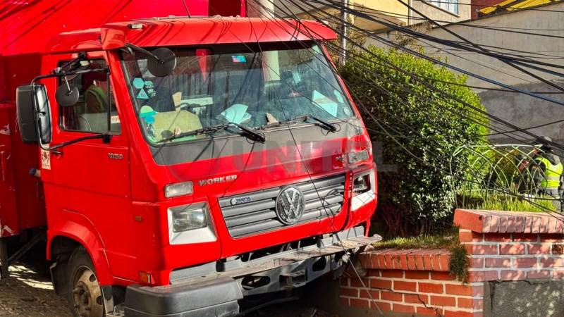 El camión que impactó con el poste en la Ciudadela Ferroviaria.