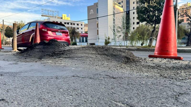 Las fallas en el viaducto de Obrajes que se cierra para su reparación. 