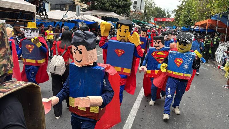 Disfraces semejantes a las figuras de Lego con el íconico Superman.