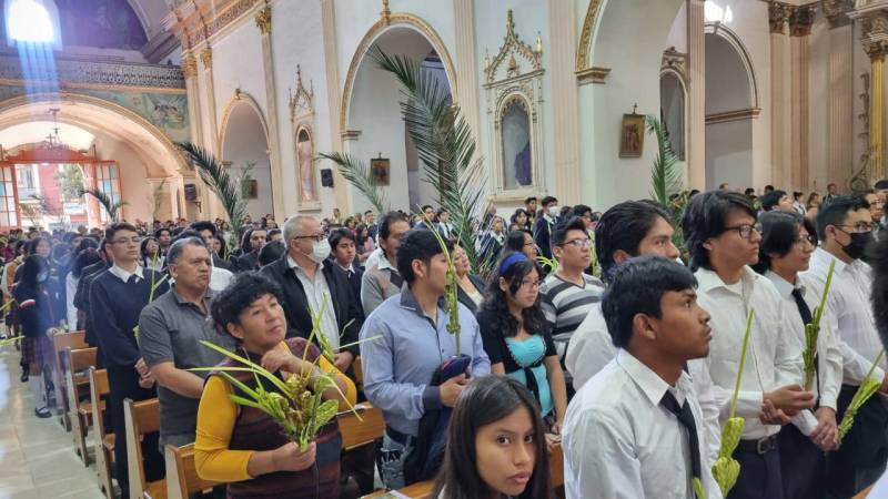 Los fieles en la misa de Domingo de Ramos en la Catedral de Cochabamba.