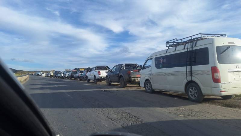 Fila por combustible en Achacachi 