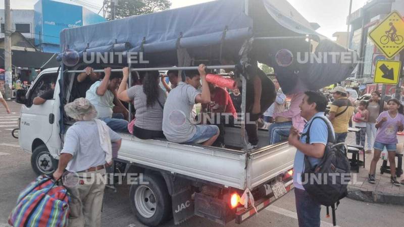 Camioneta con pasajeros en la capital cruceña.