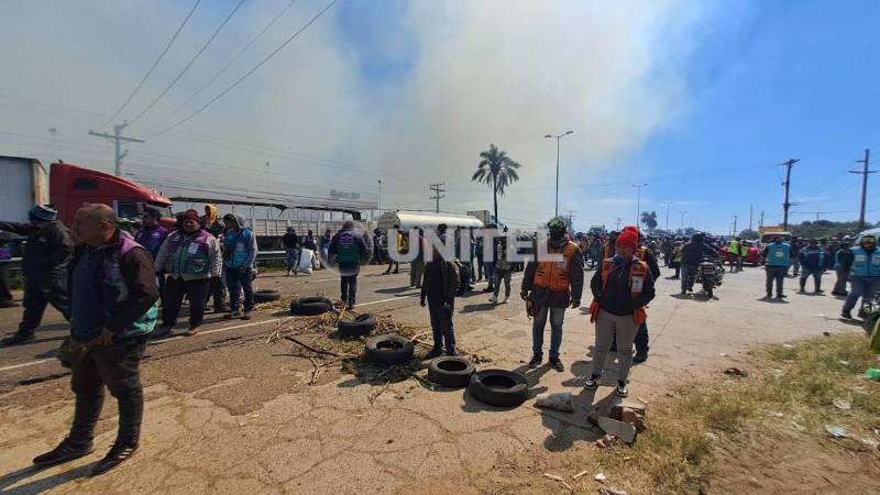 La protesta persiste pese al incendio