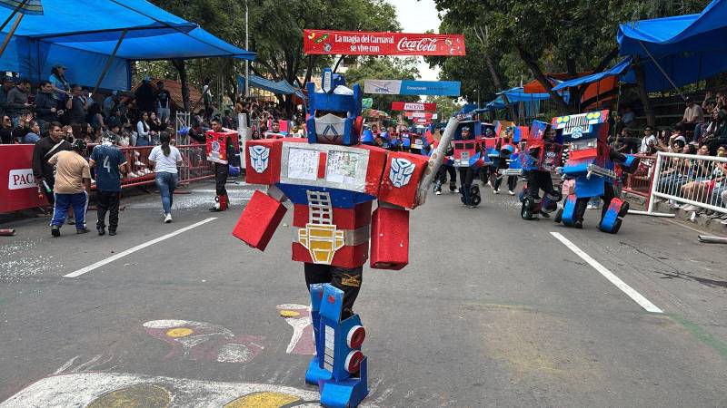 Un disfraz clásico, figuras de Transformers llamaron la atención.