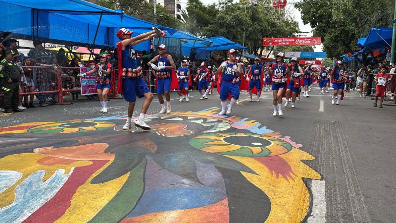 Divertidos disfraces en el recorrido del Corso de Corsos.