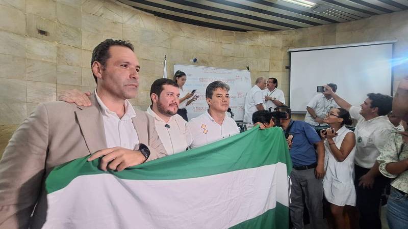 Zambrana, Cochamanidis y Franco, con la bandera cruceña.