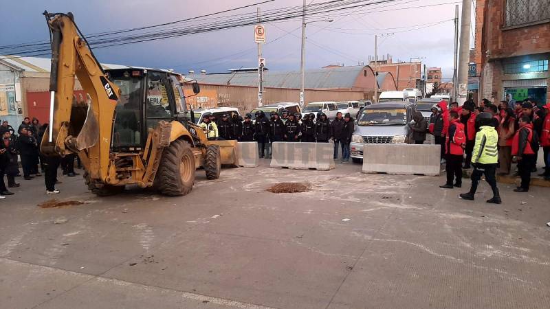 Personal municipal movió maquinaria pesada