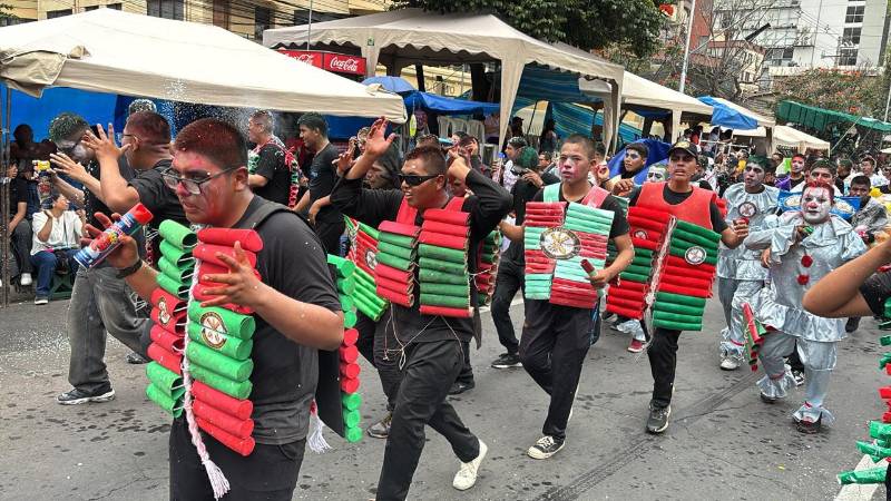 Vestidos como cohetillos, así lucieron algunos de los premilitares.