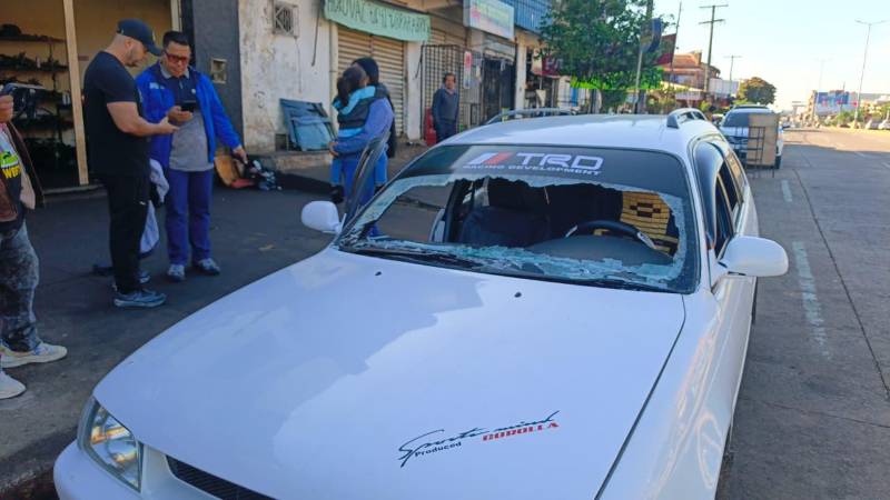 Así quedó el parabrisa del vehículo del taxista