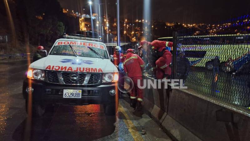 Bomberos auxilio a las personas heridas.