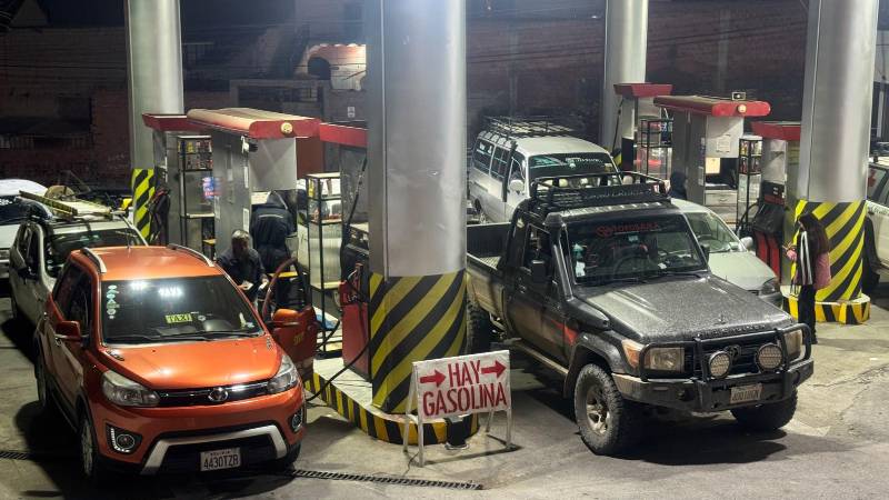 Filas por combustible en La Paz