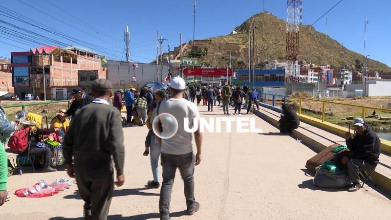 Las personas pasan el puente binacional de Desaguadero.