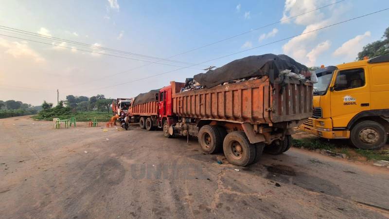 Los camiones con basura no pueden ingresar al vertedero por un bloqueo