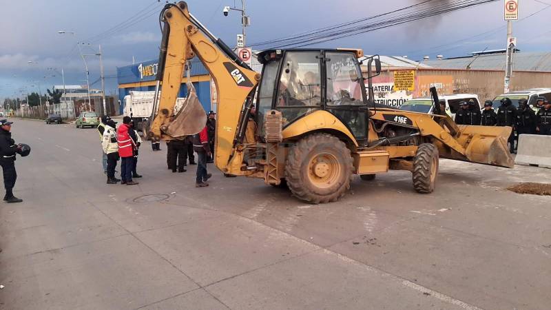 Un vehículo pesado movió los separadores de cemento