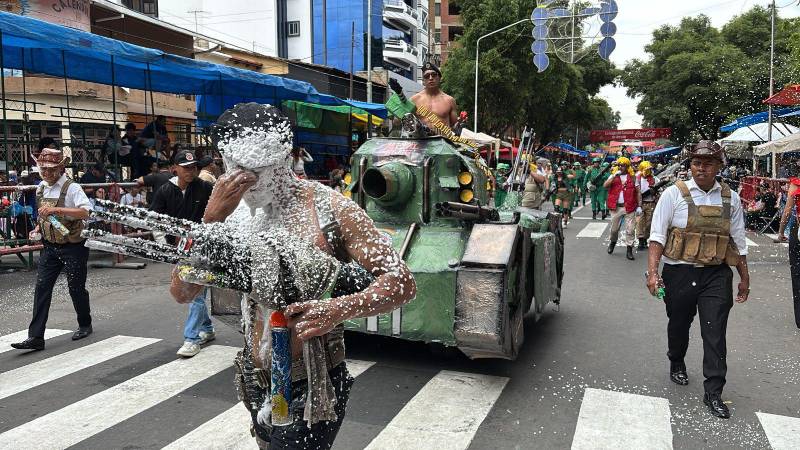 El bloque de los militares durante su paso por el Corso de Corsos.