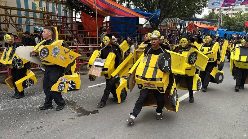 Los premilitares durante su paso en el Corso de Corsos.