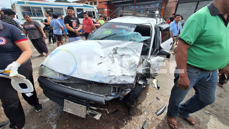 Los heridos fueron trasladados en ambulancias.