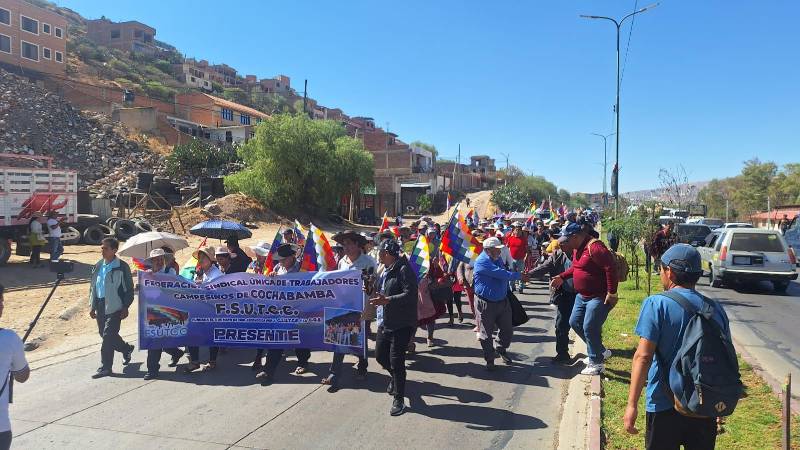 La marcha recorre la ciudad de Cochabamba. 
