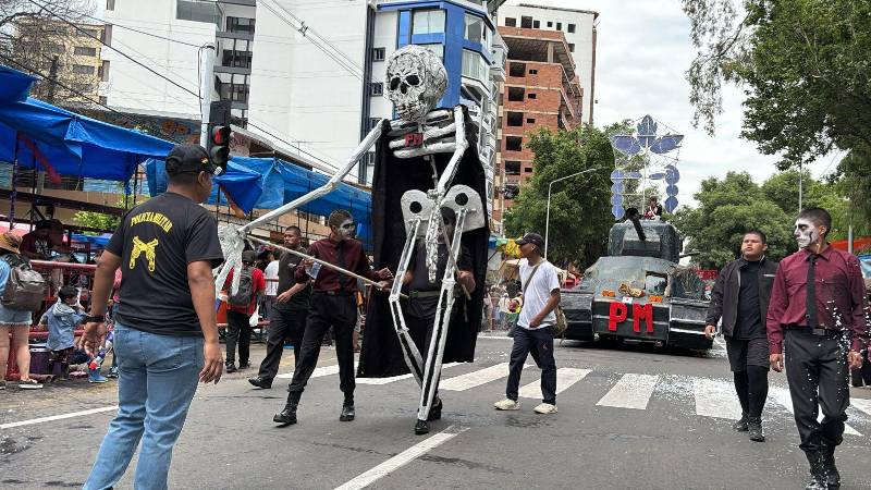 Un esquelo gigante se robó miradas en Cochabamba.