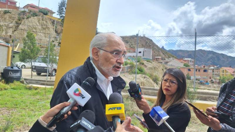 El expresidente Carlos Mesa en contacto con la prensa,