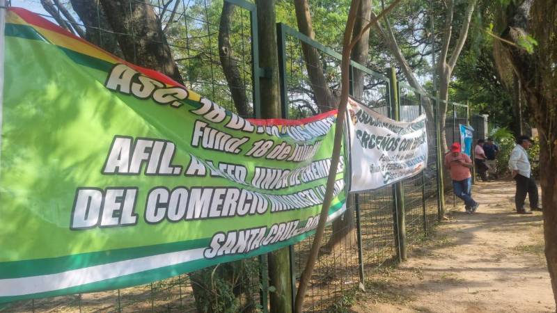Los comerciantes instalaron carteles en el ingreso de la Quinta Municipal