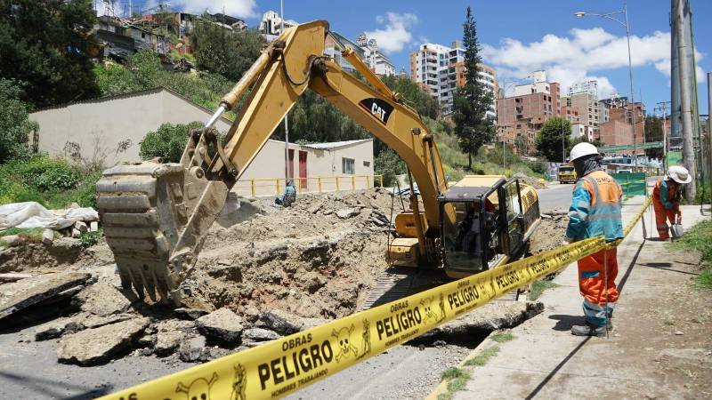 Maquinaria pesada en la avenida del Poeta 