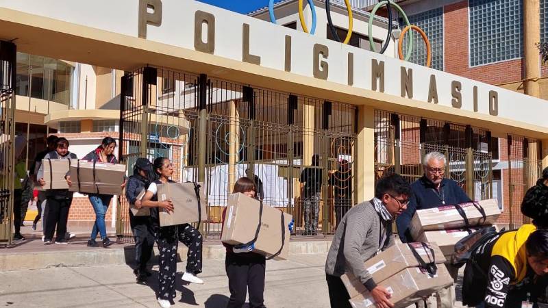 Despacho del material electoral desde el TED de Chuquisaca. (Foto: Paola Cadima)