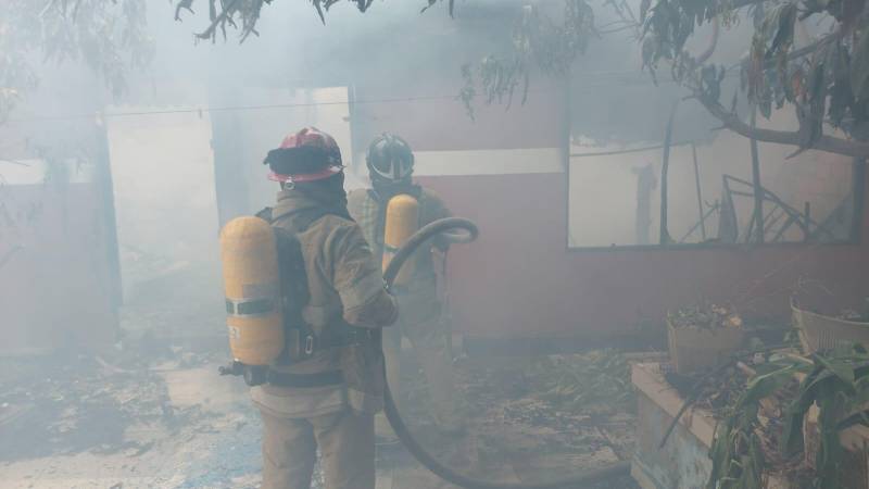 Los bomberos voluntarios de Fundasol controlaron las llamas.