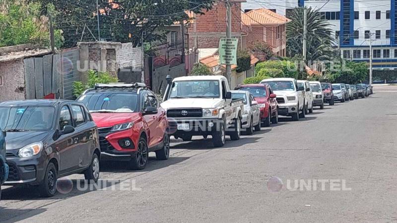 Filas de vehículos aguardando combustible en La Paz.