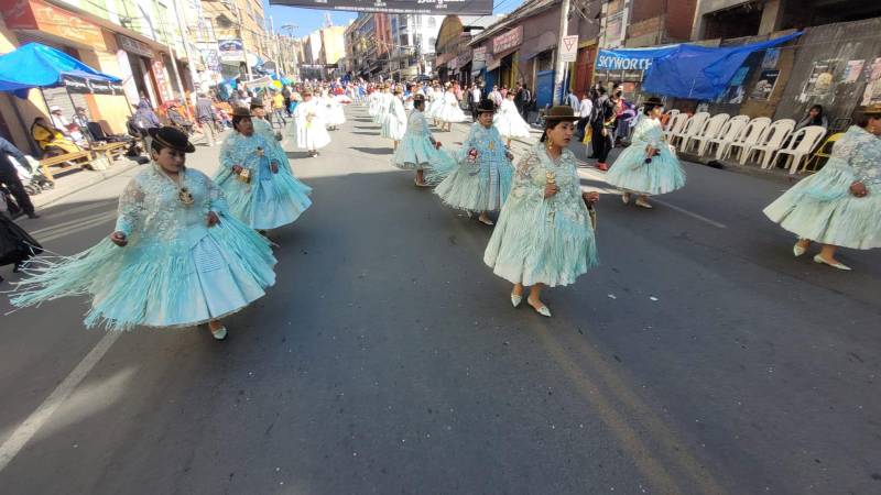 La pollera y la manta de la chola es la característica de la morenada