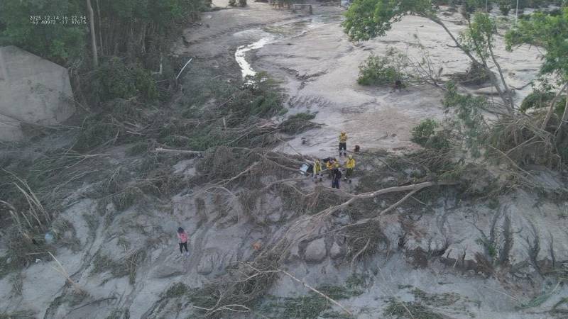 La riada arrastró árboles a su paso y dejó enterrados a varios afectados