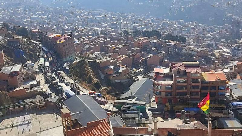 Las filas de vehículos en la avenida Periférica de La Paz.