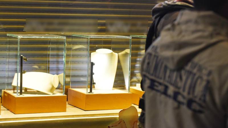 Los atracadores se llevaron las joyas que se encontraban exhibidas.