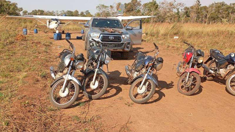 Motocicletas también fueron halladas en el lugar. 