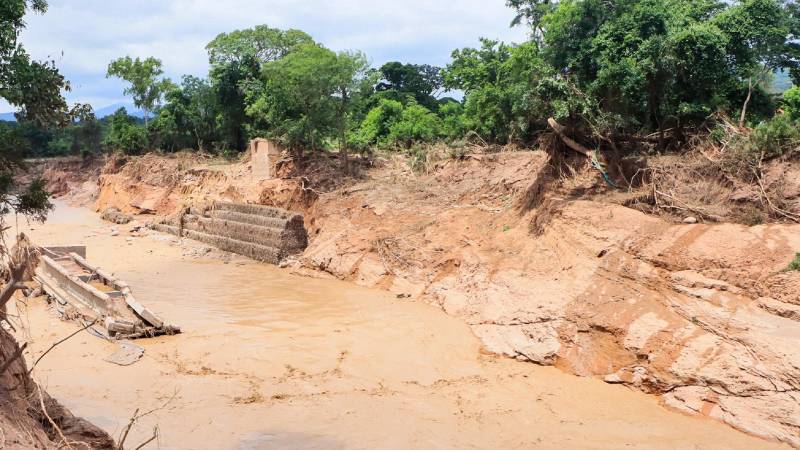 Los restos de un puente quedaron sobre el lecho del río
