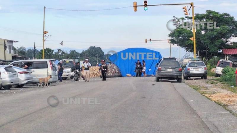 Una avenida de Lauca Ñ cerrada con una carpa.