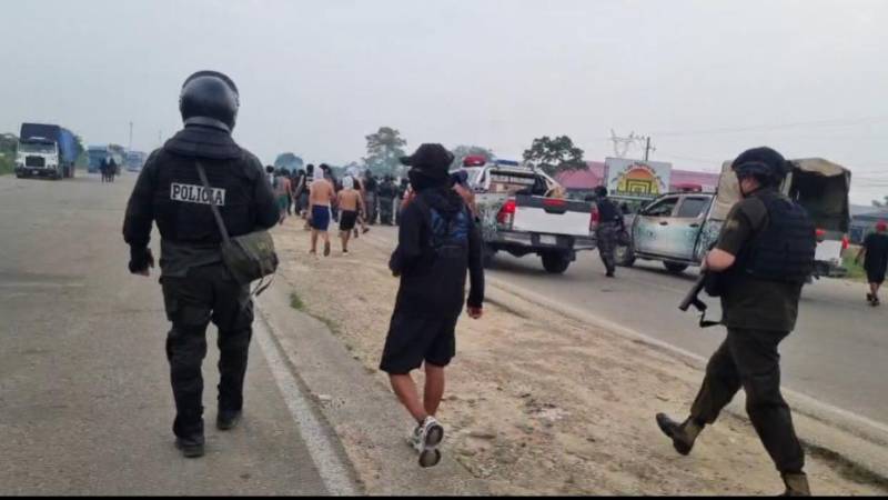 Civiles con el rostro tapado intervenían los bloqueos evistas