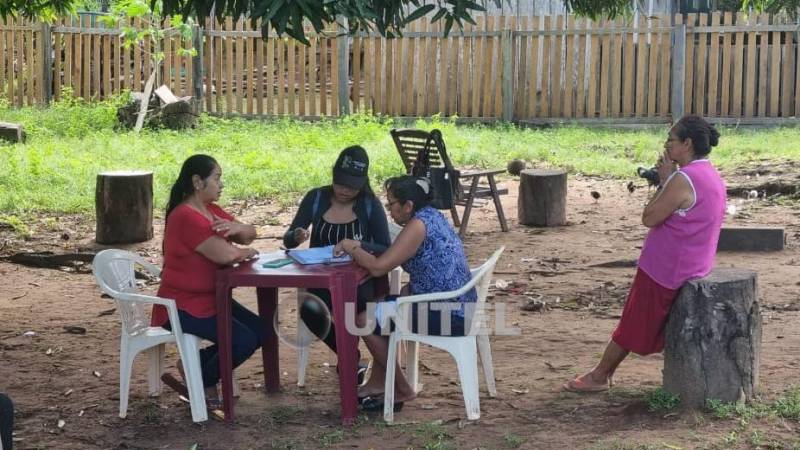 Una agente censal toma datos para el Censo en Piso Firme.