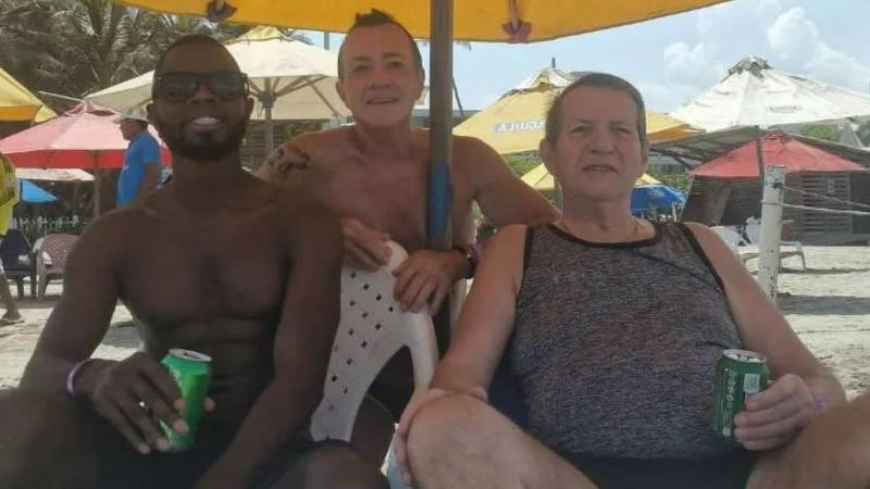 El acusado junto a la pareja que fue asesinada