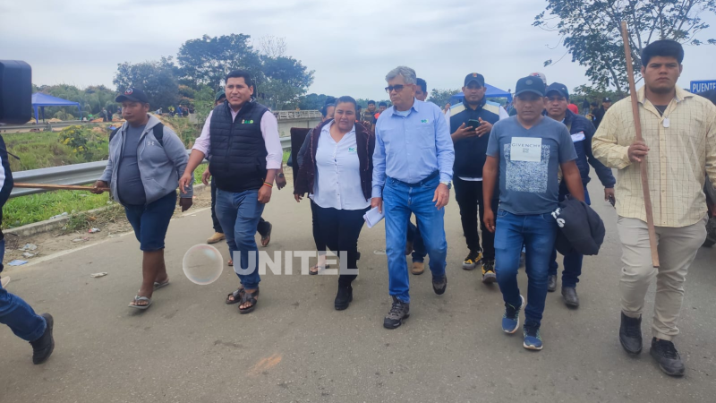 Autoridades llegaron hasta el punto de bloqueo para sostener una reunión con los movilizados