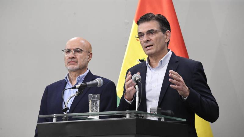 El ministro (izq.) es considerado uno de los hombres fuertes del gabinete de Rodrigo Paz (der.)