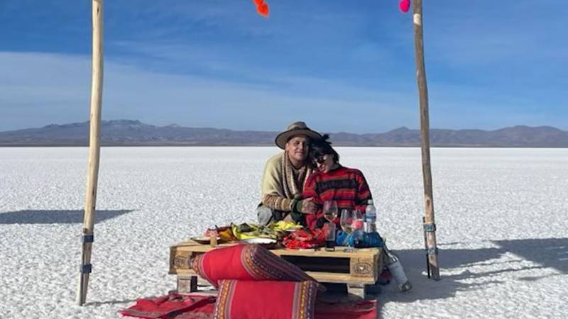 Nodal y Cazzu en el Salar de Uyuni.