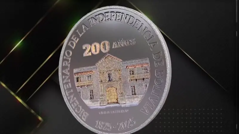 La moneda de plata conmemorativa por el Bicentenario.