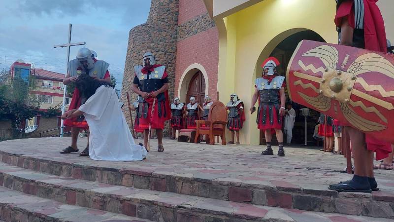 Devotos viven el viernes santo, en la parroquia Guadalupe realizan la representación del via crucis de Jesús